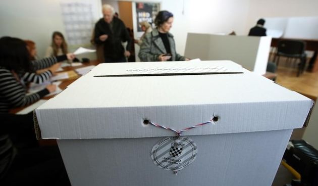 Zagreb Na birackom mjestu u Palmoticevoj ulici, gradjani dolaze na glasovanje za Parlamentarne izbore. Glasacka kutija za manjine. Photo: Robert Anic/PIXSELL Autor  Robert Anic/PIXSELL Ključne riječi  guzva, gradjani, izbori, glasovanje, biracko mjesto,