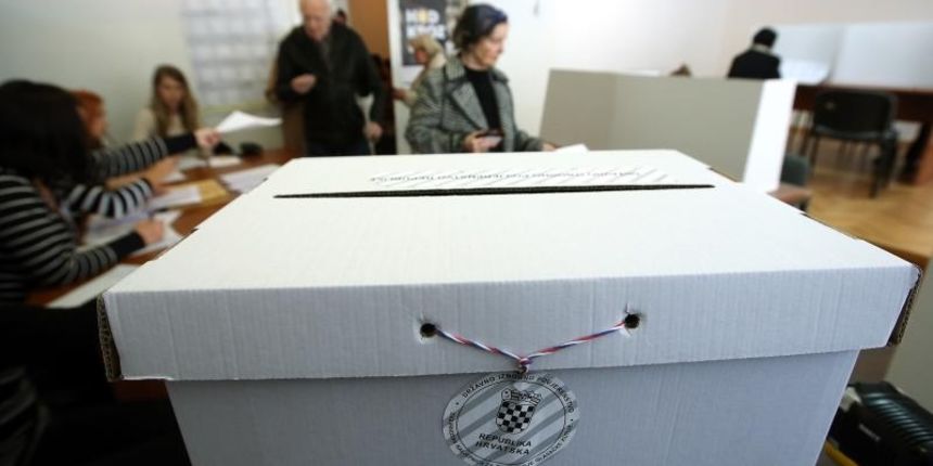 Zagreb Na birackom mjestu u Palmoticevoj ulici, gradjani dolaze na glasovanje za Parlamentarne izbore. Glasacka kutija za manjine. Photo: Robert Anic/PIXSELL Autor Robert Anic/PIXSELL Ključne riječi guzva, gradjani, izbori, glasovanje, biracko mjesto, Zagreb Na birackom mjestu u Palmoticevoj ulici, gradjani dolaze na glasovanje za Parlamentarne izbore. Glasacka kutija za manjine. Photo: Robert Anic/PIXSELL Autor Robert Anic/PIXSELL Ključne riječi guzva, gradjani, izbori, glasovanje, biracko mjesto,