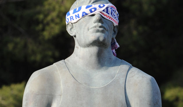 Zadar, 180310. Nakon niza losih rezultata u NLB ligi i nakon sto je gradonacelnik Zvonimir Vrancic jucer objavio da je K.K. Zadar pred bankrotom, kip Kresimira Cosica koji se nalazi ispred dvorane na Visnjiku jutros je osvanuo sa salom omotanim oko ociju