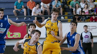 Split, 110513.
Kosarkaska dvorana Gripe.
Polufinalna utakmica Prvenstva Hrvatske za juniore izmedju Splita i Zadra.
Na fotografiji: Ivan jukic, Dragan Bender i Mario Spaleta.
Foto: Vojko Basic / CROPIX