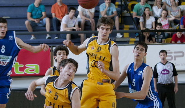 Split, 110513.
Kosarkaska dvorana Gripe.
Polufinalna utakmica Prvenstva Hrvatske za juniore izmedju Splita i Zadra.
Na fotografiji: Ivan jukic, Dragan Bender i Mario Spaleta.
Foto: Vojko Basic / CROPIX