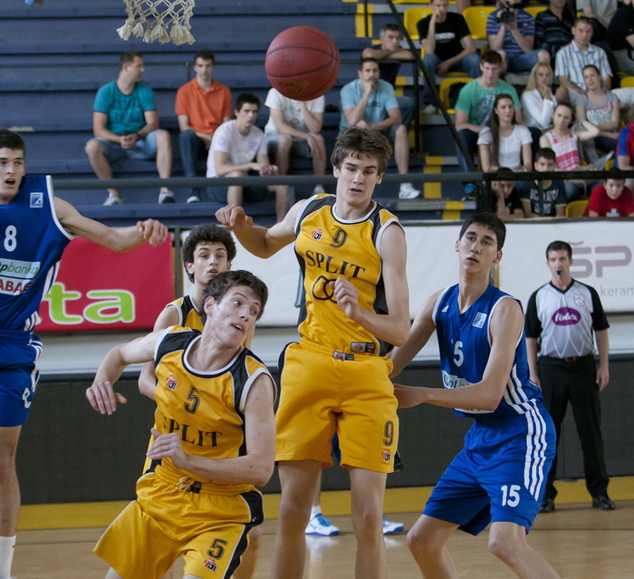 Split, 110513.
Kosarkaska dvorana Gripe.
Polufinalna utakmica Prvenstva Hrvatske za juniore izmedju Splita i Zadra.
Na fotografiji: Ivan jukic, Dragan Bender i Mario Spaleta.
Foto: Vojko Basic / CROPIX