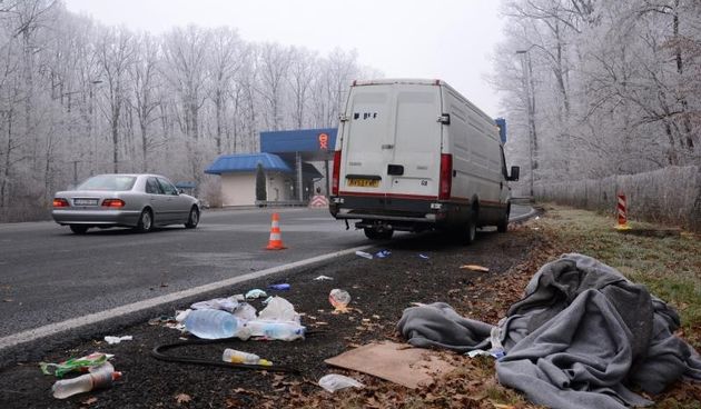 Kombi u kojem je sinoc zateceno 60-ak migranata jos uvijek stoji ispred naplatne kucice cvora Novska