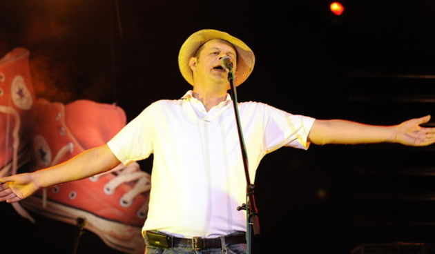 Split, 021009.
Spaladium Arena.
Koncert “Adio lito” na kojem nastupaju Hladno pivo, Fon Biskich, Damir Urban, Marijan Ban i Psihomodo Pop.
Na fotografiji: Marijan Ban.
Foto: Josko Ponos / CROPIX