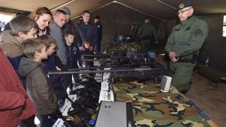 Otvorena izložba vojne opreme, oružja i vozila na zadarskoj rivi