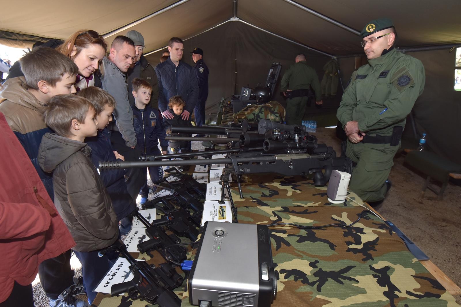 Otvorena izložba vojne opreme, oružja i vozila na zadarskoj rivi