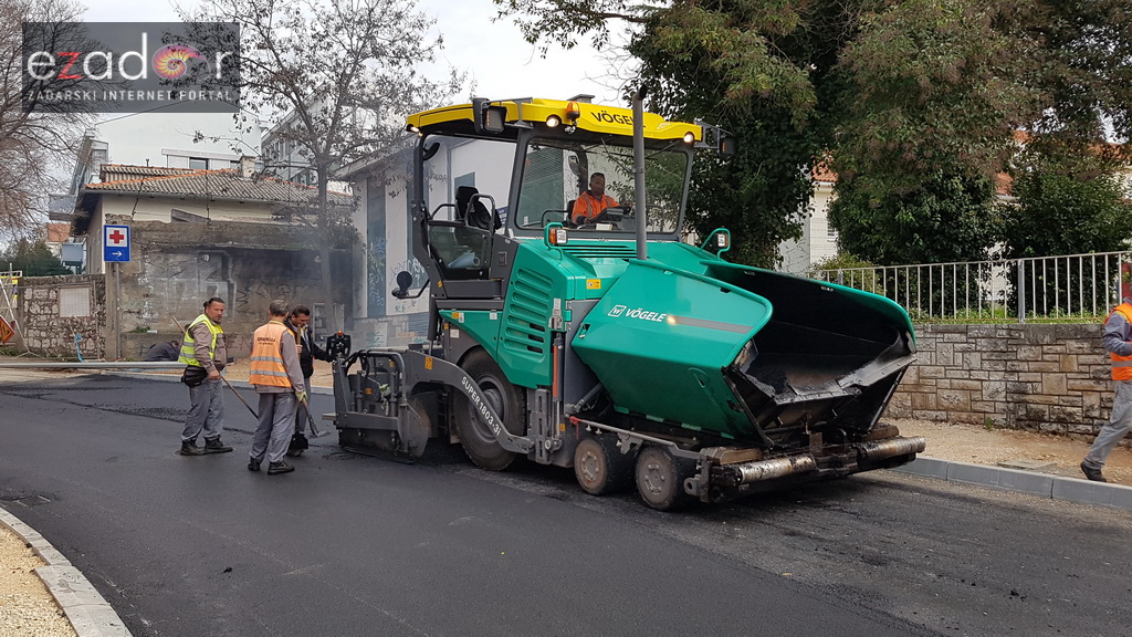 Na rekonstruirano križanje u Vruljici postavlja se završni sloj asfalta Na rekonstruirano križanje u Vruljici postavlja se završni sloj asfalta