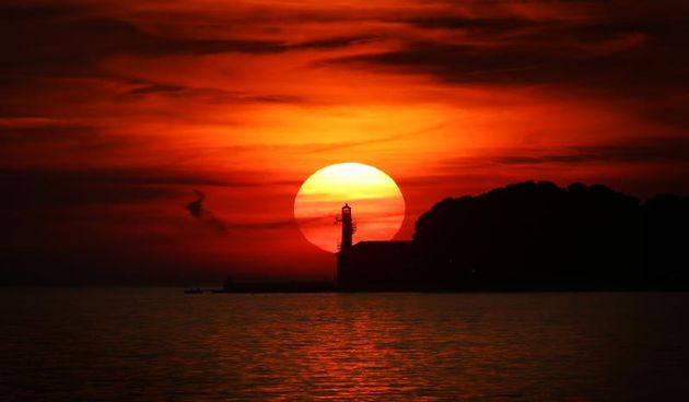 Sparina i lagana sumaglica učinile su zalazak sunca iza svjetionika na Punatimici bogatim prekrasnim bojama , foto: Filip Brala, PIXSELL
