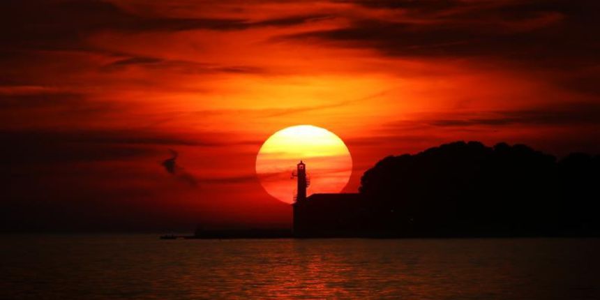 Sparina i lagana sumaglica učinile su zalazak sunca iza svjetionika na Punatimici bogatim prekrasnim bojama , foto: Filip Brala, PIXSELL Sparina i lagana sumaglica učinile su zalazak sunca iza svjetionika na Punatimici bogatim prekrasnim bojama , foto: Filip Brala, PIXSELL