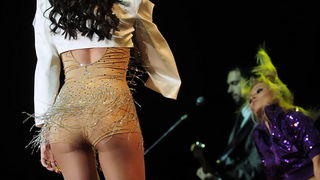 Skoplje, 061110.
Spektakularni koncert u prepunoj Areni odrzala je Severina. Publika je uzivala u njenoj ljepoti i pjesmama. Severinin gost na koncertu bio je Goran Bregovic.
Seve i Goran razmenjivli su poljubce na sceni tokom koncerta.
Na slici: Severi Skoplje, 061110.
Spektakularni koncert u prepunoj Areni odrzala je Severina. Publika je uzivala u njenoj ljepoti i pjesmama. Severinin gost na koncertu bio je Goran Bregovic.
Seve i Goran razmenjivli su poljubce na sceni tokom koncerta.
Na slici: Severi