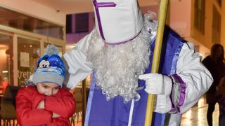 Sv. Nikola s Krampusom i Vilenjakom zabavljao djecu od Kampo Kaštela do Trga Petra Zoranića Sv. Nikola s Krampusom i Vilenjakom zabavljao djecu od Kampo Kaštela do Trga Petra Zoranića