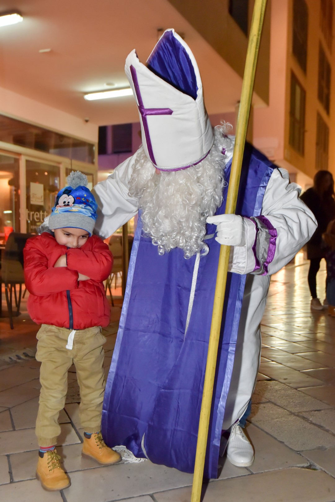 Sv. Nikola s Krampusom i Vilenjakom zabavljao djecu od Kampo Kaštela do Trga Petra Zoranića Sv. Nikola s Krampusom i Vilenjakom zabavljao djecu od Kampo Kaštela do Trga Petra Zoranića