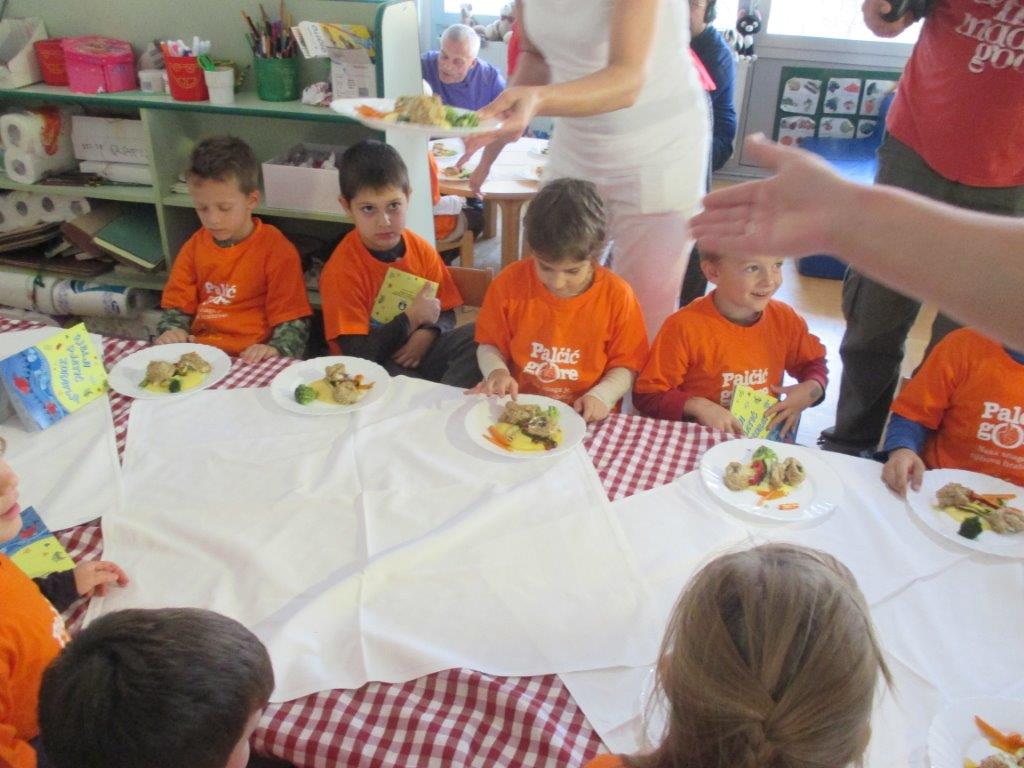 Renato Kraljev održao edukaciju kuhara u projektu “Riblja kašeta zdravlja” Renato Kraljev održao edukaciju kuhara u projektu “Riblja kašeta zdravlja”