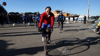 Zadar, 291212.
Bozicna biciklijada na relaciji Zadar – Vir, koja je bila najavljena za srijedu 26. prosinca te odgodjena uslijed kisnog vremena, krenula je jutros s Branimirove obale u 10 sati.
Na slici detalj sa biciklijade.
Foto: Jure Miskovic / CROPIX Zadar, 291212.
Bozicna biciklijada na relaciji Zadar – Vir, koja je bila najavljena za srijedu 26. prosinca te odgodjena uslijed kisnog vremena, krenula je jutros s Branimirove obale u 10 sati.
Na slici detalj sa biciklijade.
Foto: Jure Miskovic / CROPIX