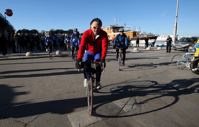 Zadar, 291212.
Bozicna biciklijada na relaciji Zadar – Vir, koja je bila najavljena za srijedu 26. prosinca te odgodjena uslijed kisnog vremena, krenula je jutros s Branimirove obale u 10 sati.
Na slici detalj sa biciklijade.
Foto: Jure Miskovic / CROPIX Zadar, 291212.
Bozicna biciklijada na relaciji Zadar – Vir, koja je bila najavljena za srijedu 26. prosinca te odgodjena uslijed kisnog vremena, krenula je jutros s Branimirove obale u 10 sati.
Na slici detalj sa biciklijade.
Foto: Jure Miskovic / CROPIX