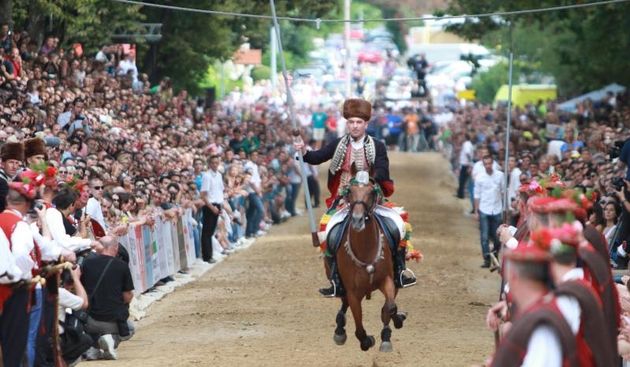 Opis  03.08.2014., Sinj – 299. Sinjska Alka. Sinjska alka je hrvatska viteska igra. Odrzava se svake godine u nedjelju u prvoj trecini mjeseca kolovoza u Sinju, na godinjicu pobjede nad turskim osvajacima 14. kolovoza 1715. Na taj dan je 700 hrvatskih vo
