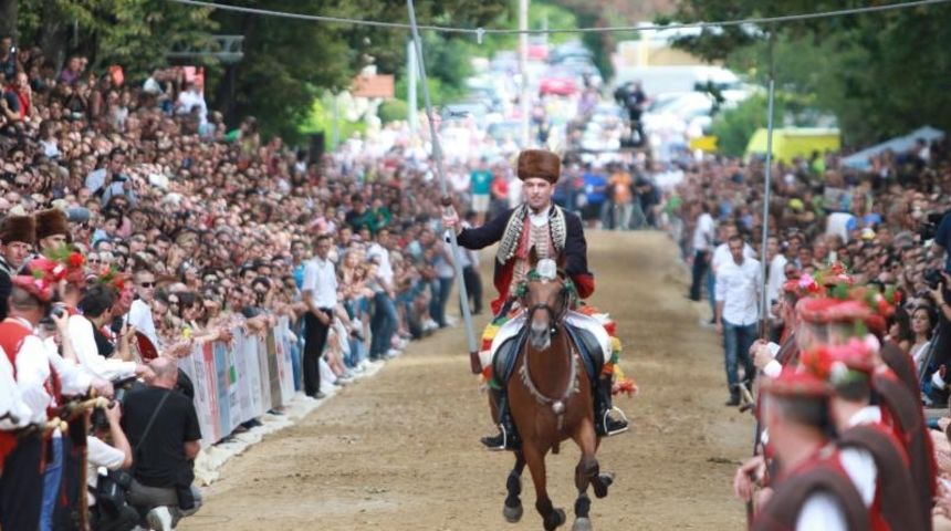 Opis 03.08.2014., Sinj – 299. Sinjska Alka. Sinjska alka je hrvatska viteska igra. Odrzava se svake godine u nedjelju u prvoj trecini mjeseca kolovoza u Sinju, na godinjicu pobjede nad turskim osvajacima 14. kolovoza 1715. Na taj dan je 700 hrvatskih vo Opis 03.08.2014., Sinj – 299. Sinjska Alka. Sinjska alka je hrvatska viteska igra. Odrzava se svake godine u nedjelju u prvoj trecini mjeseca kolovoza u Sinju, na godinjicu pobjede nad turskim osvajacima 14. kolovoza 1715. Na taj dan je 700 hrvatskih vo