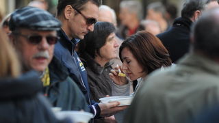 Zadar, 221212.
Predblagdansko subotnje jutro na zadarskom Poluotoku bilo je bogato raznim dogadjanjima. Na Kalelargi je Grad Zadar i udruga Svjetlo, u suradnji s brojnim zadarskim ugostiteljima organizirao bakalarijadu na kojoj se za 10kn mogao kupiti tan Zadar, 221212.
Predblagdansko subotnje jutro na zadarskom Poluotoku bilo je bogato raznim dogadjanjima. Na Kalelargi je Grad Zadar i udruga Svjetlo, u suradnji s brojnim zadarskim ugostiteljima organizirao bakalarijadu na kojoj se za 10kn mogao kupiti tan