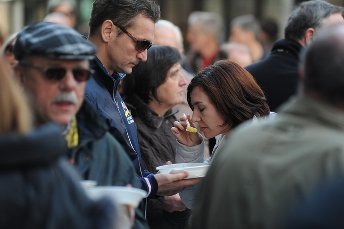 Zadar, 221212.
Predblagdansko subotnje jutro na zadarskom Poluotoku bilo je bogato raznim dogadjanjima. Na Kalelargi je Grad Zadar i udruga Svjetlo, u suradnji s brojnim zadarskim ugostiteljima organizirao bakalarijadu na kojoj se za 10kn mogao kupiti tan Zadar, 221212.
Predblagdansko subotnje jutro na zadarskom Poluotoku bilo je bogato raznim dogadjanjima. Na Kalelargi je Grad Zadar i udruga Svjetlo, u suradnji s brojnim zadarskim ugostiteljima organizirao bakalarijadu na kojoj se za 10kn mogao kupiti tan