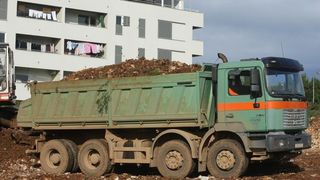 U ulici Ive Masine (Mjesni odbor Crvene kuce) gradonacelnik Bozidar Kalmeta sa suradnicima polozio je kamen temeljac. Time je svecano obiljezeni pocetak gradnje socijalnih stanova po modelu programa POS. Photo: Dino Stanin/PIXSELL