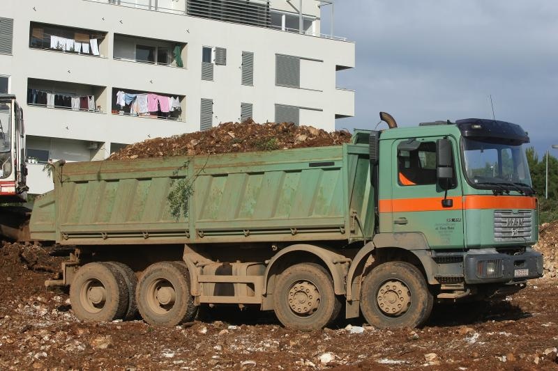 U ulici Ive Masine (Mjesni odbor Crvene kuce) gradonacelnik Bozidar Kalmeta sa suradnicima polozio je kamen temeljac. Time je svecano obiljezeni pocetak gradnje socijalnih stanova po modelu programa POS. Photo: Dino Stanin/PIXSELL