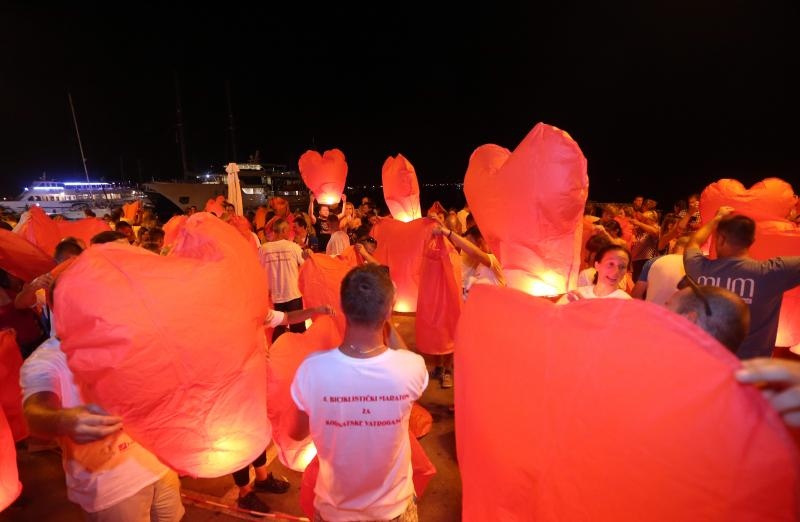 Vodice: Puštanjem lampiona obilježena 10. obljetnica Kornatske tragedije Vodice: Puštanjem lampiona obilježena 10. obljetnica Kornatske tragedije