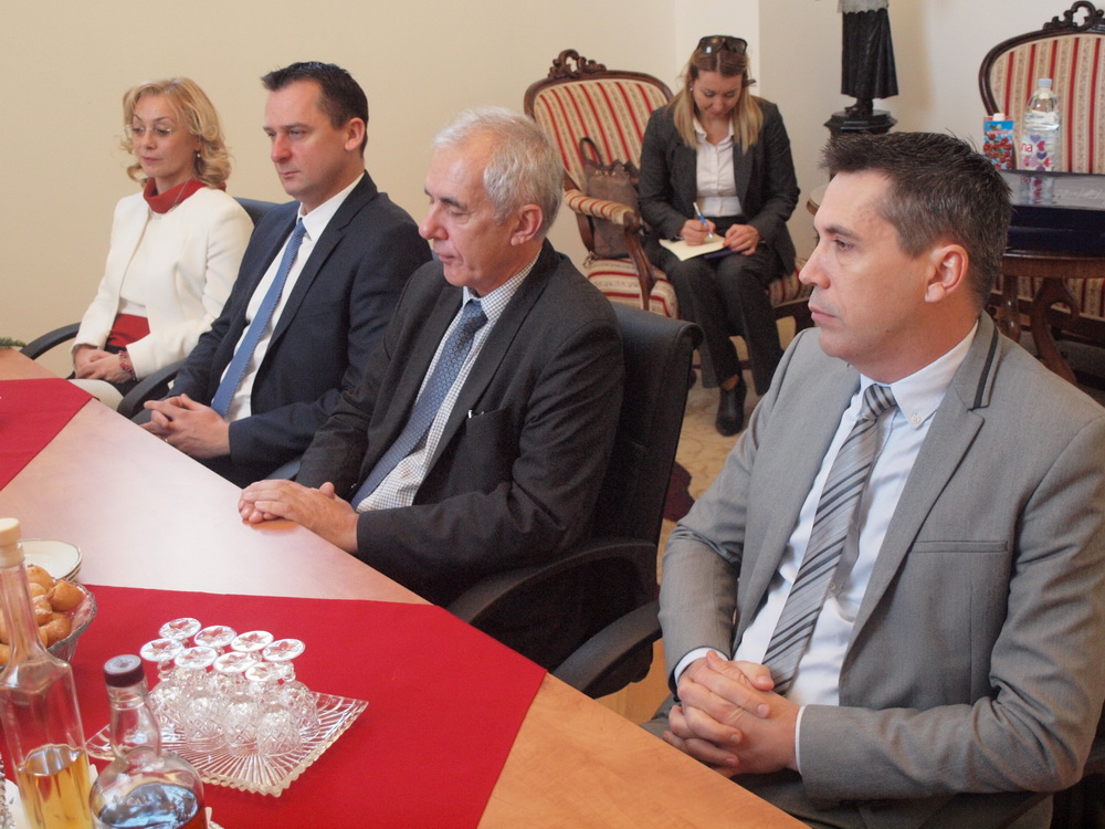 Nadbiskup Puljić primio Kalmetu i Zrilića sa suradnicima Nadbiskup Puljić primio Kalmetu i Zrilića sa suradnicima