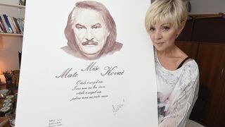 Marina Tomašević crnim vinom slika portrete svojih kolega sa estrade Marina Tomašević crnim vinom slika portrete svojih kolega sa estrade