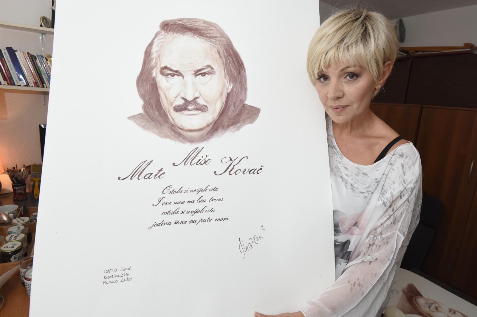 Marina Tomašević crnim vinom slika portrete svojih kolega sa estrade Marina Tomašević crnim vinom slika portrete svojih kolega sa estrade