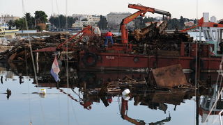 Zadar, 090113.
Iz uvale Vitrenjak iz mora se poceo izvlaciti stari drveni turisticki brod koji je potopljen vec 25 godina. Radnici ga rastavljaju na komade jer je prevelik da bi se oteglio odjednom.
Na fotografiji: izvlacenje broda.
Foto: Luka Gerlanc / C