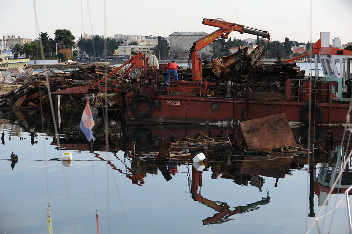 Zadar, 090113.
Iz uvale Vitrenjak iz mora se poceo izvlaciti stari drveni turisticki brod koji je potopljen vec 25 godina. Radnici ga rastavljaju na komade jer je prevelik da bi se oteglio odjednom.
Na fotografiji: izvlacenje broda.
Foto: Luka Gerlanc / C
