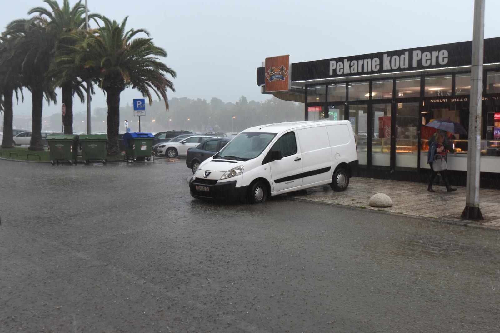 Kišna kataklizma u Zadru: poplavljen cijeli grad