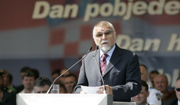 Knin, 050809.
U Kninu je obiljezena 14. obljetnica akcije Oluja.
Stipe Mesic obratila se nazocnima na nogometnom igralistu.
Foto : Jakov Prkic / Cropix