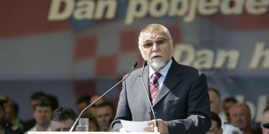 Knin, 050809.
U Kninu je obiljezena 14. obljetnica akcije Oluja.
Stipe Mesic obratila se nazocnima na nogometnom igralistu.
Foto : Jakov Prkic / Cropix Knin, 050809.
U Kninu je obiljezena 14. obljetnica akcije Oluja.
Stipe Mesic obratila se nazocnima na nogometnom igralistu.
Foto : Jakov Prkic / Cropix