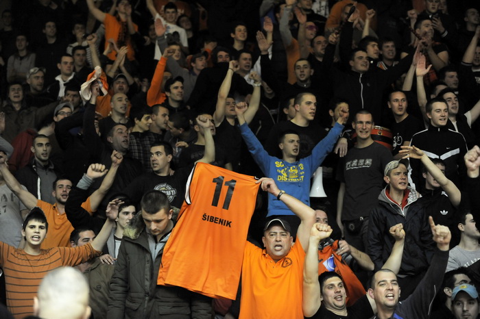 Sibenik ,170213.
Dvorana Baldekin 
Derbi utakmica izmedju GKK Sibenik i Sonik Puntamika Zadar za prvaka A2 Hrvatske kosarkaske lige Jug.
Na slici: slavlje nakon pobjede Sibenika.
Foto: Niksa Stipanicev / CROPIX