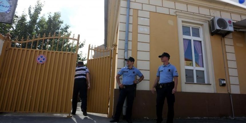 Vinkovci – U dvoristu kuce u kojoj stanuje vise stanara pronadjena je torba s 4 kg eksploziva. Kuca se nalazi na pocetku pjesacke zone. Photo: Marko Mrkonjic/PIXSELL Vinkovci – U dvoristu kuce u kojoj stanuje vise stanara pronadjena je torba s 4 kg eksploziva. Kuca se nalazi na pocetku pjesacke zone. Photo: Marko Mrkonjic/PIXSELL