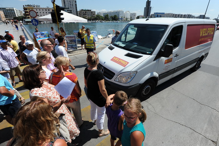 Zadar, 270712.
Stanari tzv. Galicevih zgrada u Diklu su nakon posjete gradonacelniku odrzali prosvjed blokirajuci promet u centru grada na pjesackom prijelazu koji s mosta vodi u stari dio grada. Promet je bio blokiran pola sata prema najavi stanara. Razl