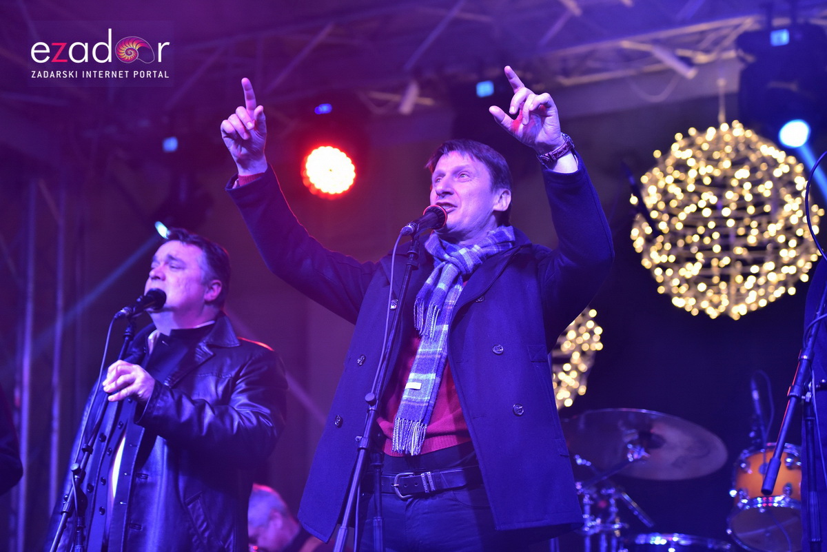 Tisuće Zadrana uživalo na krcatom Narodnom trgu i Tgu Petra Zoranića uz Tomislava Bralića i klapu Intrade Tisuće Zadrana uživalo na krcatom Narodnom trgu i Tgu Petra Zoranića uz Tomislava Bralića i klapu Intrade