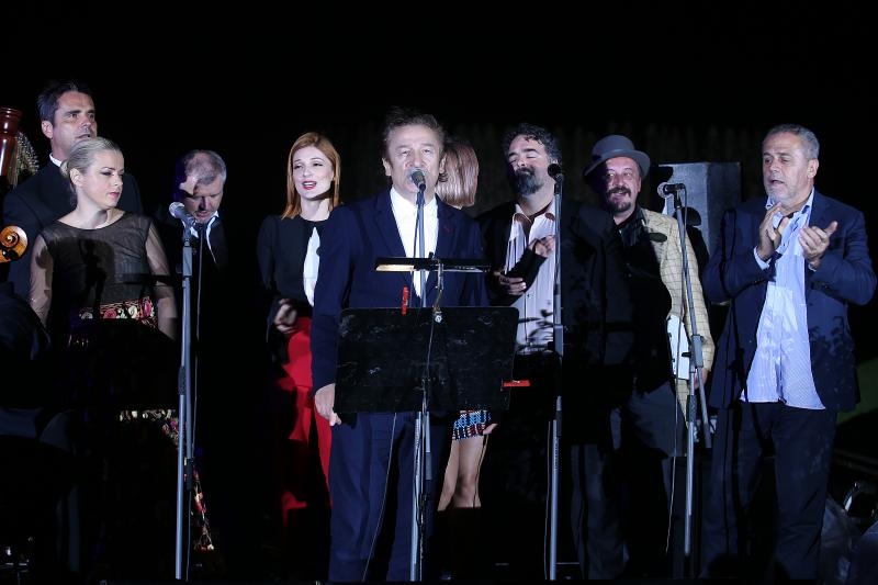 Zagrebacki gradonacelnik Milan Bandic svecano je otvorio zagrebacke fontane. U glazbenom dijelu programa nastupili su Prljavo kazaliste, Ivana Kindl, te orkestar i solisti Kazalista Komedija pod ravnanjem Kresimira Batinica: Renata Sabljak, Sandra Bagaric