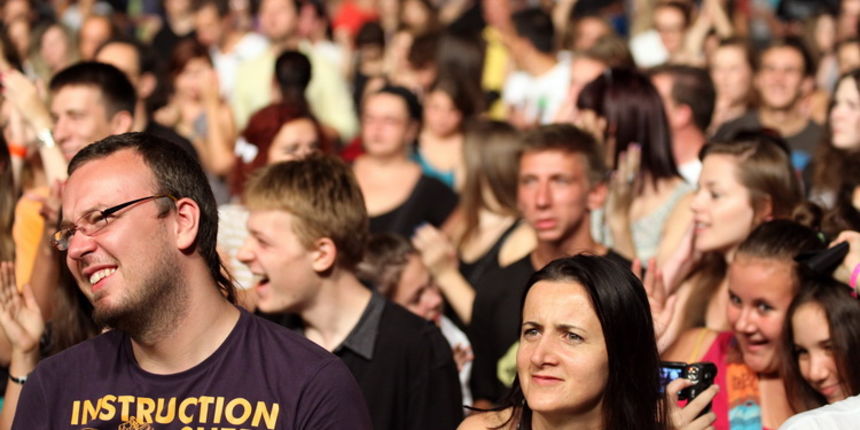 Varazdin, 210811.
Traje Spancirfest, festival dobrih emocija, u sklopu kojeg grad Varazdin postaje jedna velika pozornica, gdje ce biti odrzano 300-tinjak programa, od ulicnih predstava, performanca, koncerata, do djecjih igraonica.
Na slici: koncert pop Varazdin, 210811.
Traje Spancirfest, festival dobrih emocija, u sklopu kojeg grad Varazdin postaje jedna velika pozornica, gdje ce biti odrzano 300-tinjak programa, od ulicnih predstava, performanca, koncerata, do djecjih igraonica.
Na slici: koncert pop