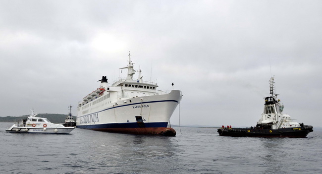 Otok Sit , Kornati , 201109 .
Nakon 26 dana od nasukavanja trajekta Marko Polo na otok Sit u Kornatima uz pomoc remorkera JPS – a i dizalice  je odsukan.
Foto: Niksa Stipanicev / CROPIX