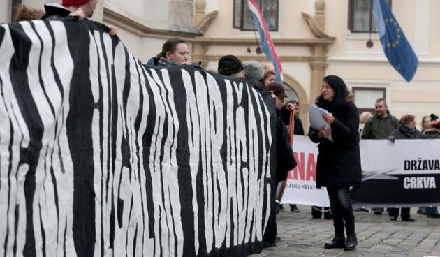 Zenska mreza Hrvatske prosvjedovala je danas na Markovom trgu apelirajuci na Ustavni sud da ne prihvati prijedlog Hrvatskog pokreta za zivot za ocjenu ustavnosti zakona koji zenama omogucuje pobacaj. Photo: Patrik Macek/PIXSELL