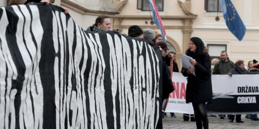 Zenska mreza Hrvatske prosvjedovala je danas na Markovom trgu apelirajuci na Ustavni sud da ne prihvati prijedlog Hrvatskog pokreta za zivot za ocjenu ustavnosti zakona koji zenama omogucuje pobacaj. Photo: Patrik Macek/PIXSELL