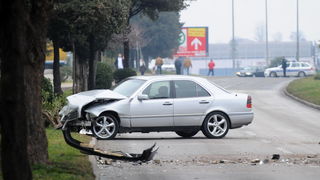 Zadar, 130211
Jutros oko 10. sati u ulici Ante Starcevica – Bulevar dogodila se prometna nesreca u kojo su sudjelovali osobni automobil marke Opel Corsa i Marcedes. Ocevid je jos i tjeku.
Foto : Andrija Lucic / cropix