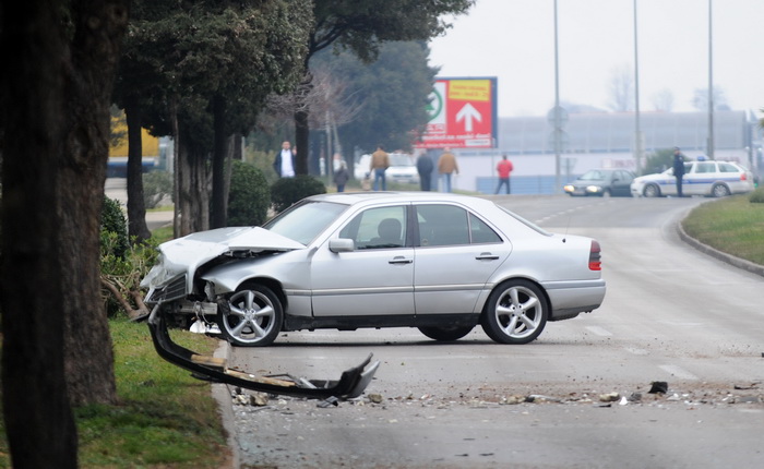 Zadar, 130211
Jutros oko 10. sati u ulici Ante Starcevica – Bulevar dogodila se prometna nesreca u kojo su sudjelovali osobni automobil marke Opel Corsa i Marcedes. Ocevid je jos i tjeku.
Foto : Andrija Lucic / cropix