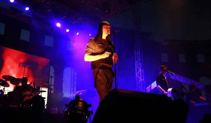 Pula, 180811.
Arena Fest 2011.
Na kraju koncertne sezone u pulskoj Areni na Arena Festu nastupaju tri europska benda: Apocalyptica, Guano Apes i Laibach.
Na slici: nastup Laibacha.
Foto: Goran Sebelic / CROPIX Pula, 180811.
Arena Fest 2011.
Na kraju koncertne sezone u pulskoj Areni na Arena Festu nastupaju tri europska benda: Apocalyptica, Guano Apes i Laibach.
Na slici: nastup Laibacha.
Foto: Goran Sebelic / CROPIX