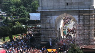 Skopje, 190911.
Unatoc jucerasnjem porazu u borbi za broncu, Makedonska kosarkarska reprezentacija je bila docekana na velicanstven nacin danas u Skoplju. Nekoliko desetak tisuca gradjana su na trgu Makedonija u Skoplju pozdravili makedonske heroje.
Foto Skopje, 190911.
Unatoc jucerasnjem porazu u borbi za broncu, Makedonska kosarkarska reprezentacija je bila docekana na velicanstven nacin danas u Skoplju. Nekoliko desetak tisuca gradjana su na trgu Makedonija u Skoplju pozdravili makedonske heroje.
Foto