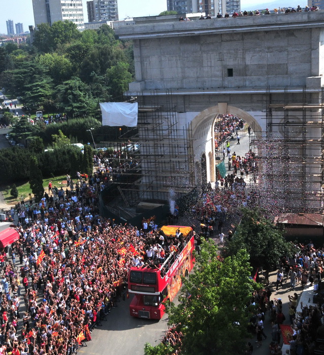 Skopje, 190911.
Unatoc jucerasnjem porazu u borbi za broncu, Makedonska kosarkarska reprezentacija je bila docekana na velicanstven nacin danas u Skoplju. Nekoliko desetak tisuca gradjana su na trgu Makedonija u Skoplju pozdravili makedonske heroje.
Foto Skopje, 190911.
Unatoc jucerasnjem porazu u borbi za broncu, Makedonska kosarkarska reprezentacija je bila docekana na velicanstven nacin danas u Skoplju. Nekoliko desetak tisuca gradjana su na trgu Makedonija u Skoplju pozdravili makedonske heroje.
Foto