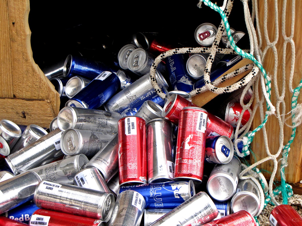 Kutija prepuna Red Bull edicija spustila se ispred faksa