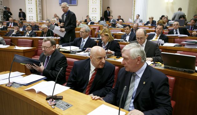 Trg Sv. Marka. Nastavak redovite sjednice sabora. Na slici: Ivan Jarnjak, Josip Friscic i Vladimir Seks. Foto: Goran Mehkek / CROPIX